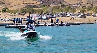 Elazığ'da sahibiyle jet ski turu atan köpek gülümsetti