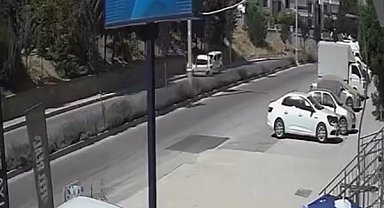 Elazığ'da trafik kazası güvenlik kamerasına yansıdı