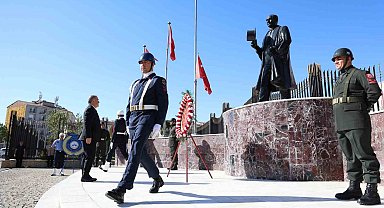 Elazığ'da Zafer Bayramı kutlamaları çelenk sunumu ile başladı