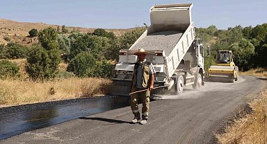 Elazığ'ın köylerinde asfaltlama çalışmaları sürüyor