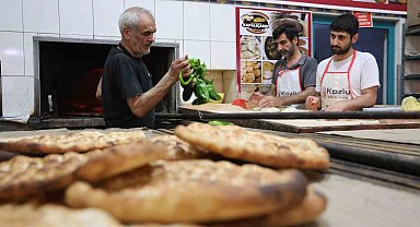 Fırıncıların sıcak havada zorlu 'ekmek' mesaisi