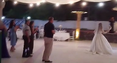 Gelin çiçeği için genç kızlar değil erkekler yarıştı