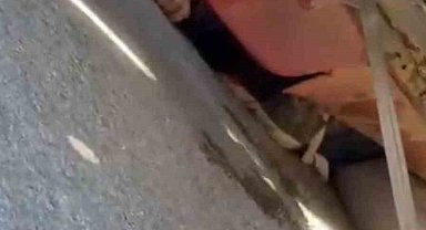 Kamyonun altında kalan motosiklet sürücüsünü kurtarmak için seferber oldular