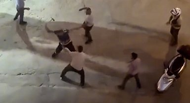 Kavga ettiği şahsa nacak ile saldırdı: O anlar kamerada