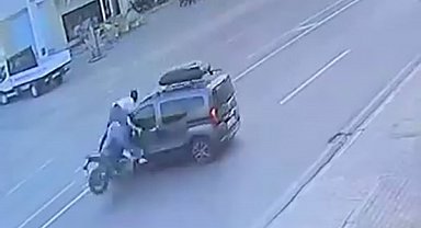 Kaza yapan motosikletteki yolcu, havada üç takla attı: O anlar kamerada