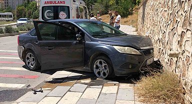 Otomobil duvara çarptı: 1 yaralı