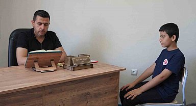 "Abi ben hafız oldum" diyen küçük kardeşe duygusal karşılık