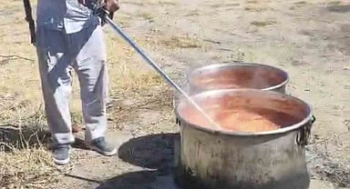 Salçayı ot biçme makinesi ile karıştırdı