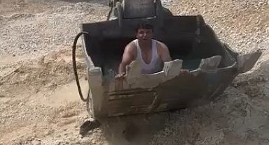 Sıcaktan bunalan işçiler kepçeyi havuza çevirdi