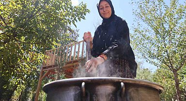 Sigara içenlere doğal çözüm: 7 saat kazanda pişirilen kozalak şurubu