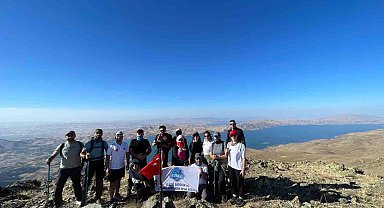 Türk Bayrağı Hazarbaba Dağı zirvesinde dalgalandı