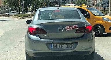 Aracının arkasına 'acemi' yazıp trafiğe çıktı