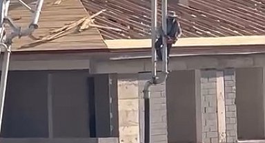 Beton pompasını asansör gibi kullandı, metrelerce yüksekliğe çıktı