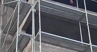 Binadan atlamak isteyen şahsı, itfaiye ekipleri ikna etti