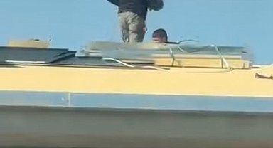 Canlarını hiçe sayarak çatıda önlem almadan çalıştılar