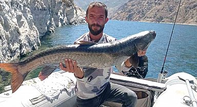 Elazığ'da amatör balıkçı, 11 kiloluk dev şabut yakaladı