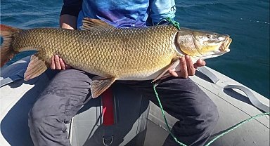 Elazığ'da amatör balıkçı 15 kiloluk dev turna yakaladı