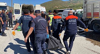 Elazığ'da hafif ticari araç tırın altına girdi: 1 ölü