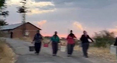 Elazığ'da köy yangını: Bölgeye çok sayıda ekip sevk edildi