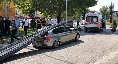 Elazığ'da lüks araç, tonlarca demirin altında kaldı: 2 yaralı