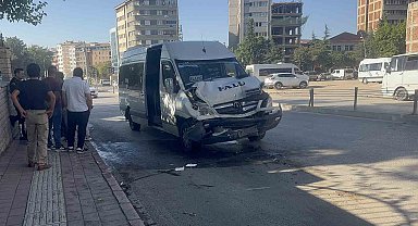 Elazığ'da minibüs otobüse çarptı: 8 yaralı