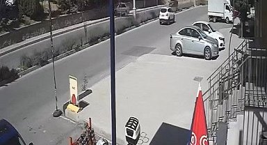 Elazığ'da otomobil istinat duvarına çarptı: 2 yaralı