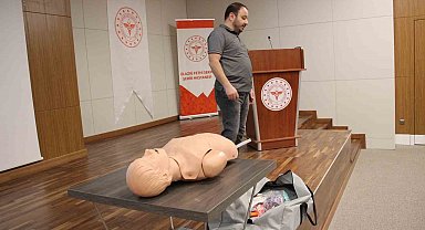 Elazığ'da sağlık çalışanlarına eğitimler sürüyor