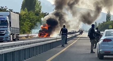 Elazığ'da seyir halindeki otomobil alev aldı