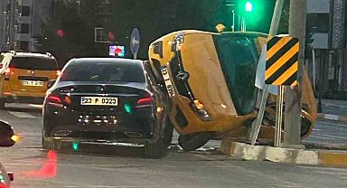 Elazığ'da ticari taksi ile otomobil çarpıştı: 2 yaralı