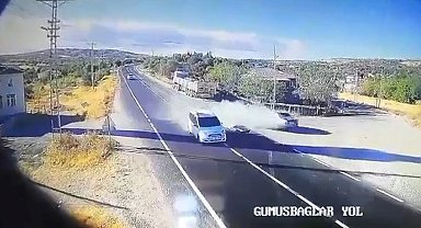 Elazığ'da trafik kazası güvenlik kamerasına yansıdı