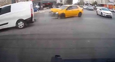 Elazığ'da trafik kazası kameralara yansıdı