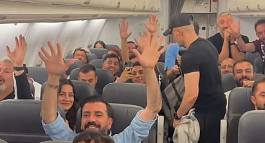 Elazığspor ve taraftarlar galibiyeti uçakta kutladı