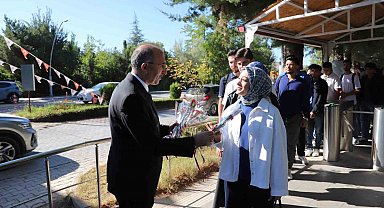 Fırat Üniversitesi'nde öğrenciler çiçeklerle karşılandı