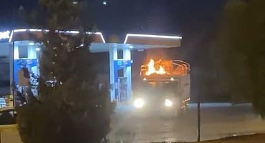 Kamyonet alevler arasında akaryakıt istasyonuna girdi