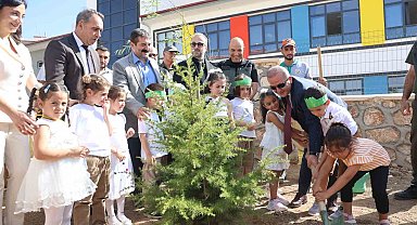 Minik öğrenciler, fidan dikerek okula başladı