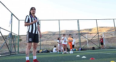 Sinan Kaloğlu'nun kuzeni Yağmur Bor, halı sahaların gözdesi oldu