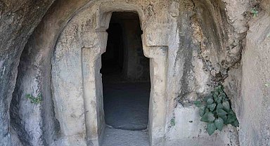 Urartu valilerine ait kaya mezarı, bir ana salon ve 3 yan odasıyla dikkat çekiyor