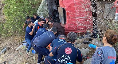 Yangına giden itfaiye aracı şarampole yuvarlandı: 2 itfaiye eri yaralı