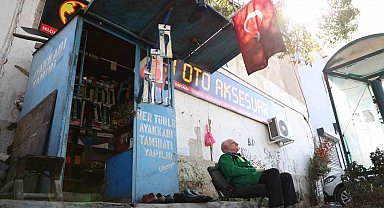 2 metrekarede 45 yıllık ayakkabı boyacılığı