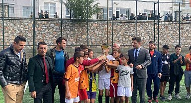 Arıcak'ta ortaokullar arası futbol turnuvası sona erdi