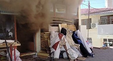 Çatıda çıkan yangın iş yerine sıçradı