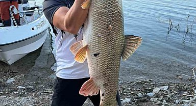 Elazığ'da balıkçı 70 kiloluk turna yakaladı