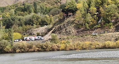 Elazığ'da korku dolu anlar: 4 kişilik aile nehir ortasında birbirine sarılarak hayatta kaldı