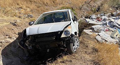 Elazığ'da otomobil şarampole uçtu: 3 yaralı