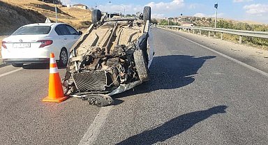 Elazığ'da otomobil takla attı