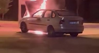 Elazığ'da seyir halindeki otomobil alev aldı