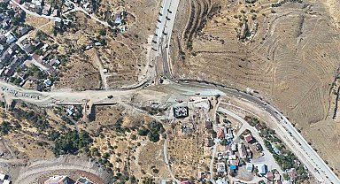 Elazığ'da yol genişletme çalışmaları sürüyor