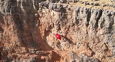 Elazığlı dağcılar kayalıklarda Türk bayrağı açtı