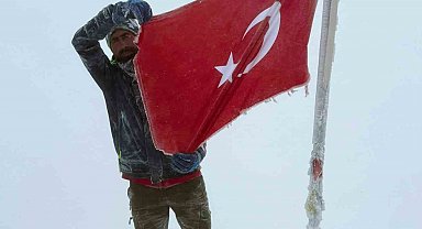 Elazığlı sporcu Cumhuriyet coşkusunu Erciyes'in zirvesine taşıdı