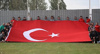 Elazığspor dev Türk bayrağı açtı